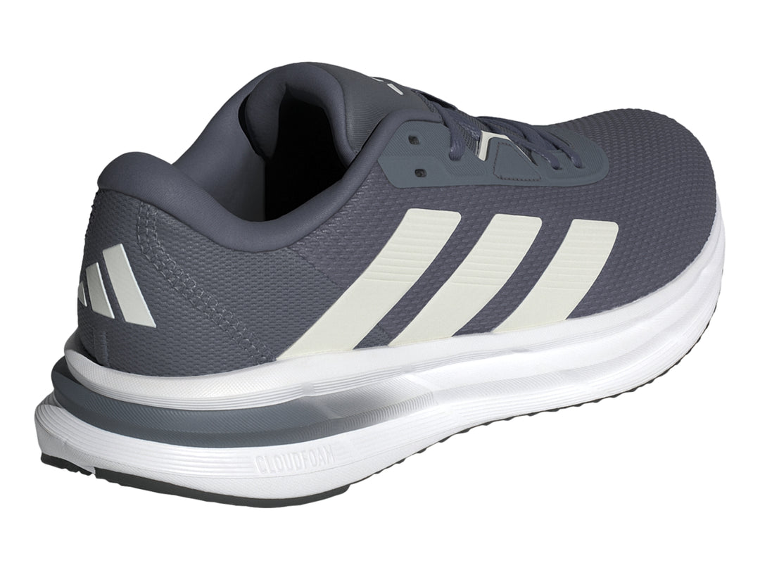 Tenis deportivos Adidas Galaxy 7 color gris con tres franjas blancas y suela blanca.