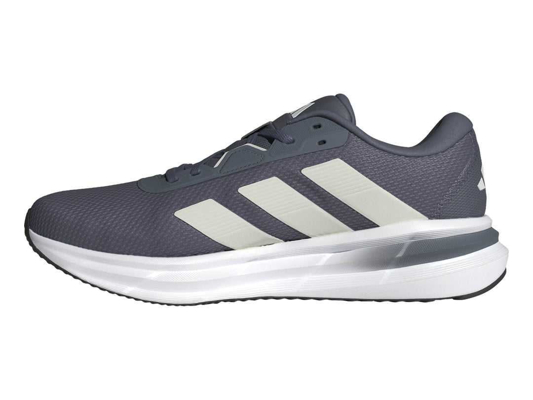 Tenis deportivos Adidas Galaxy 7 color gris con tres franjas blancas y suela blanca.