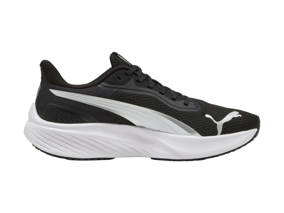 Tenis PUMA Pounce Lite en color negro con suela y detalles en blanco, vista lateral.