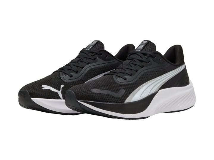 Tenis PUMA Pounce Lite en color negro con suela y detalles en blanco, vista lateral.