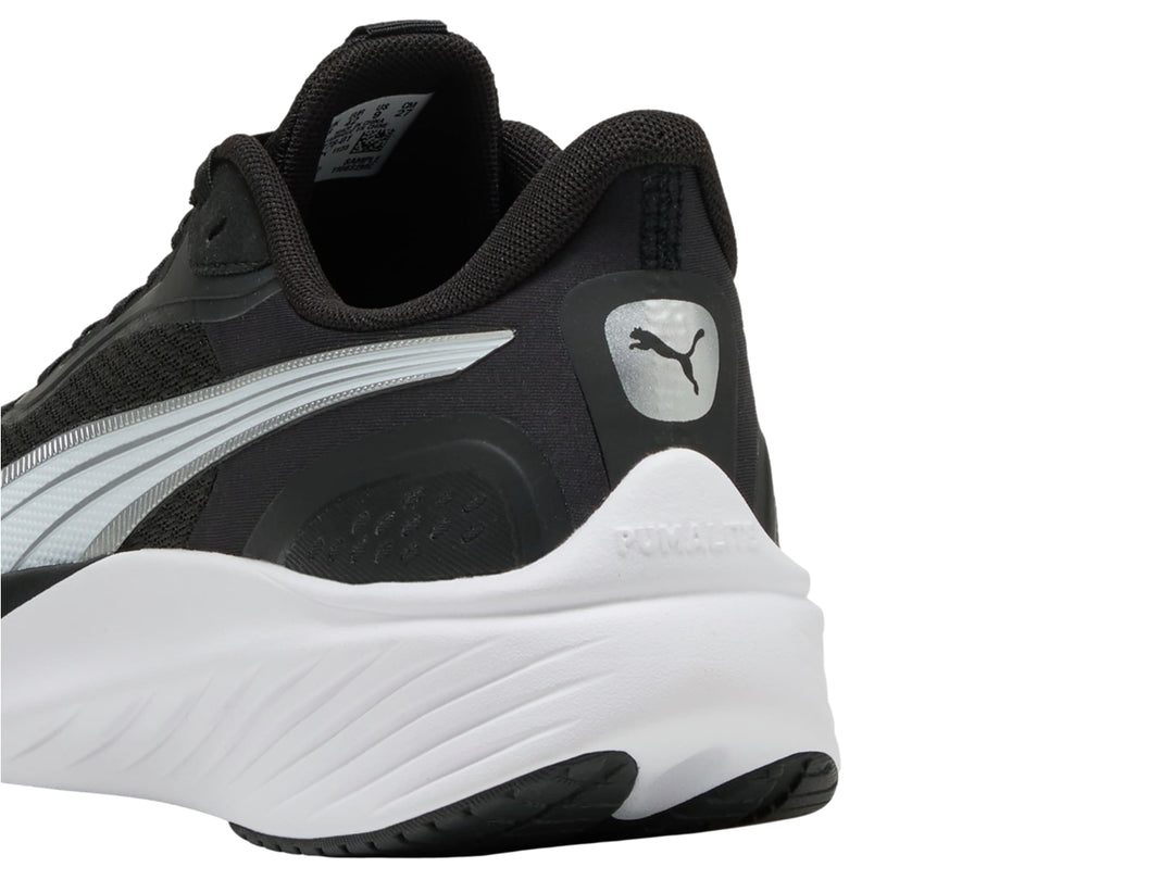 Tenis PUMA Pounce Lite en color negro con suela y detalles en blanco, vista lateral.
