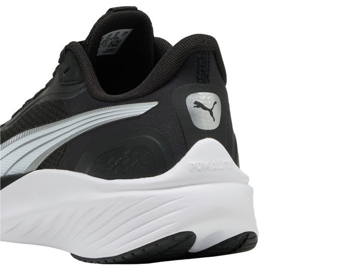 Tenis PUMA Pounce Lite en color negro con suela y detalles en blanco, vista lateral.