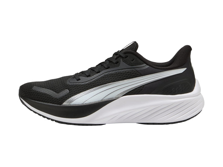 Tenis PUMA Pounce Lite en color negro con suela y detalles en blanco, vista lateral.