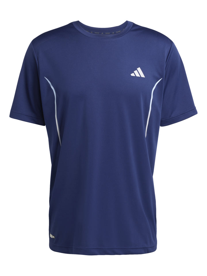 Hombre vistiendo una camiseta deportiva Adidas de color azul oscuro con detalles reflectantes laterales.