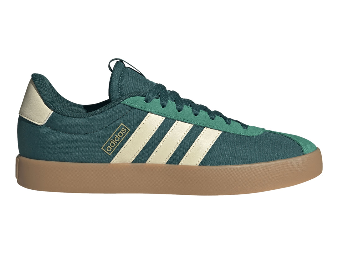 Tenis Adidas VL Court 3.0 color verde con franjas vainilla y suela color café.