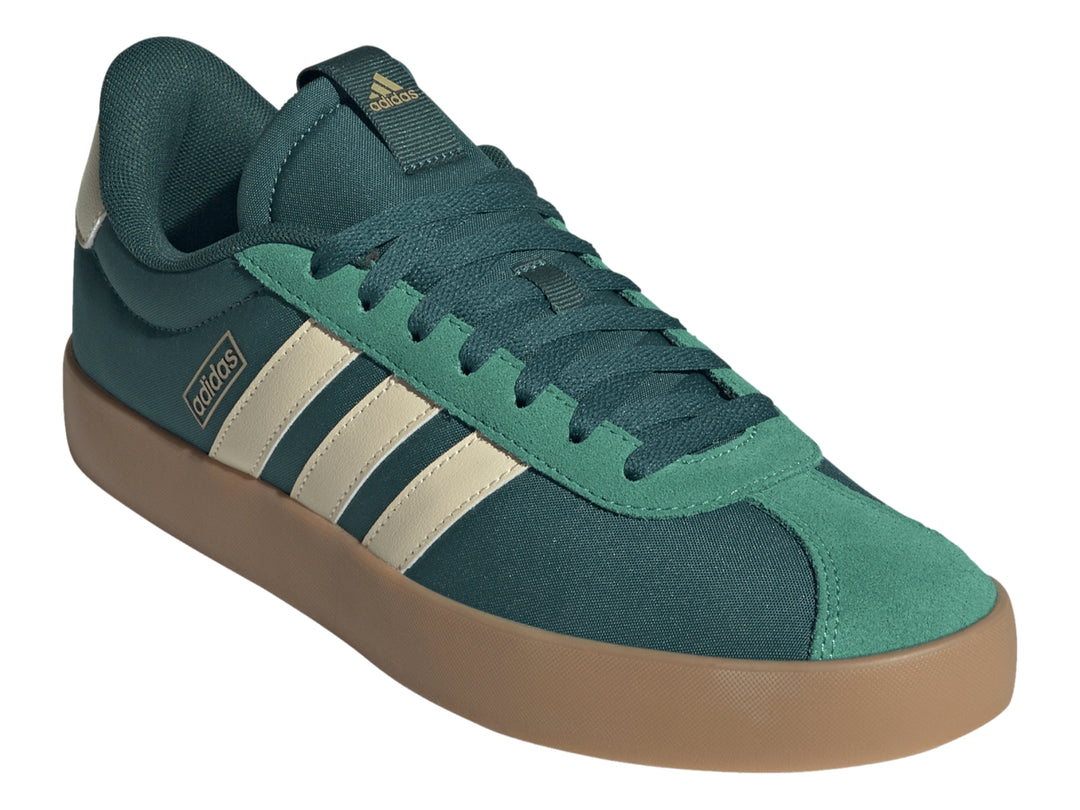 Tenis Adidas VL Court 3.0 color verde con franjas vainilla y suela color café.