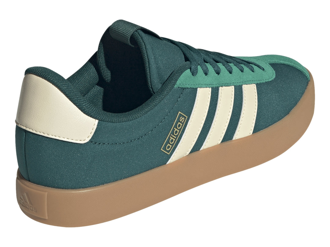 Tenis Adidas VL Court 3.0 color verde con franjas vainilla y suela color café.