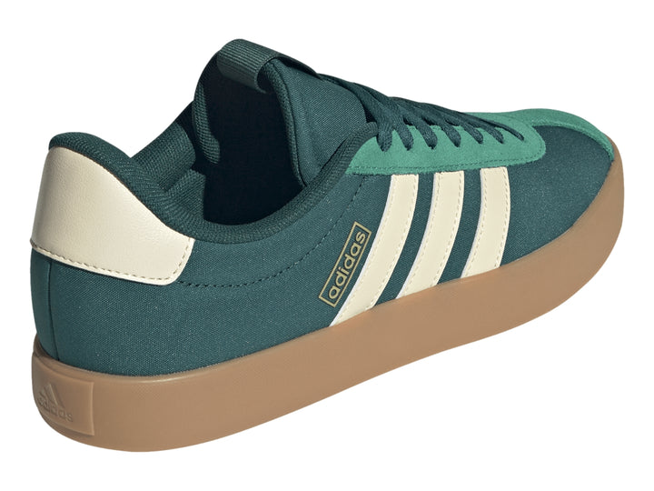 Tenis Adidas VL Court 3.0 color verde con franjas vainilla y suela color café.