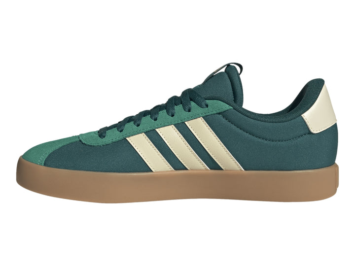 Tenis Adidas VL Court 3.0 color verde con franjas vainilla y suela color café.