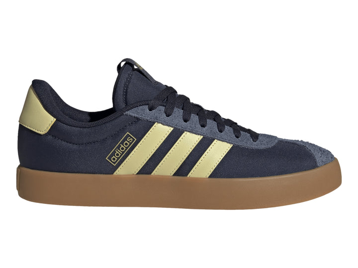 Tenis Adidas VL Court 3.0 color azul marino con franjas amarillas y suela de goma color café.