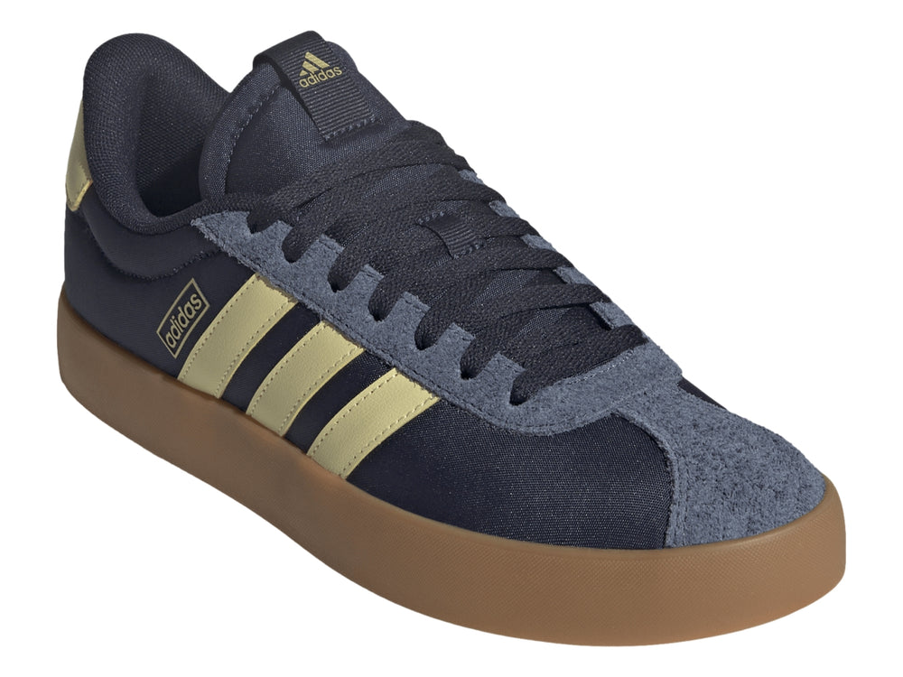 Tenis Adidas VL Court 3.0 color azul marino con franjas amarillas y suela de goma color café.