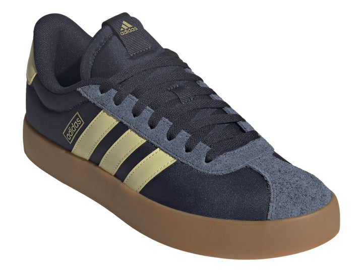 Tenis Adidas VL Court 3.0 color azul marino con franjas amarillas y suela de goma color café.