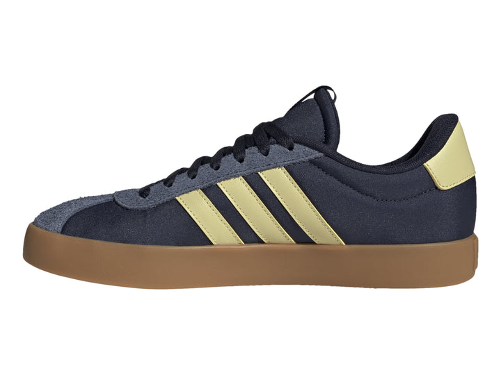 Tenis Adidas VL Court 3.0 color azul marino con franjas amarillas y suela de goma color café.