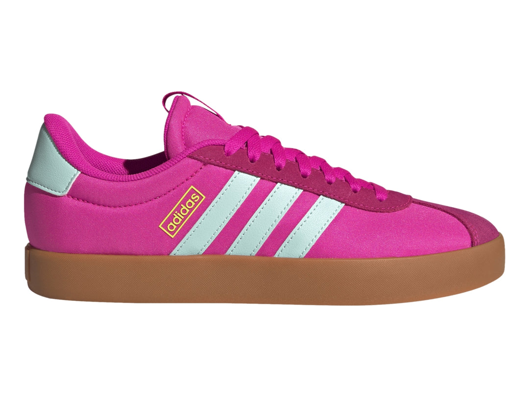 Tenis Adidas VL Court 3.0 color rosa fuerte con franjas aqua y suela color café.