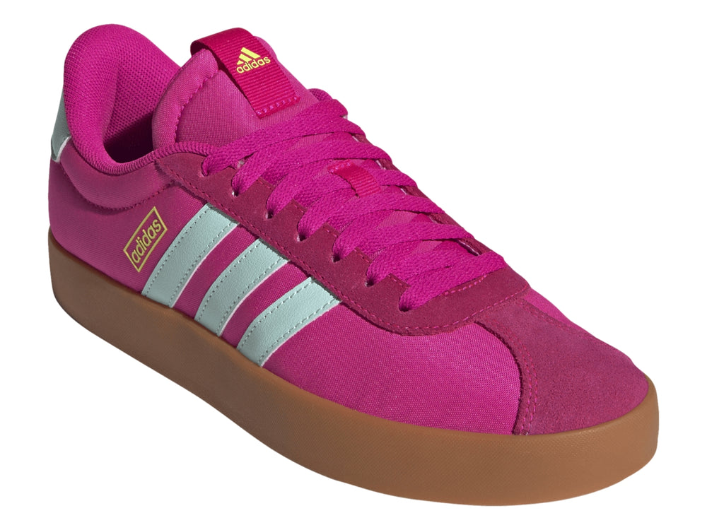 Tenis Adidas VL Court 3.0 color rosa fuerte con franjas aqua y suela color café.