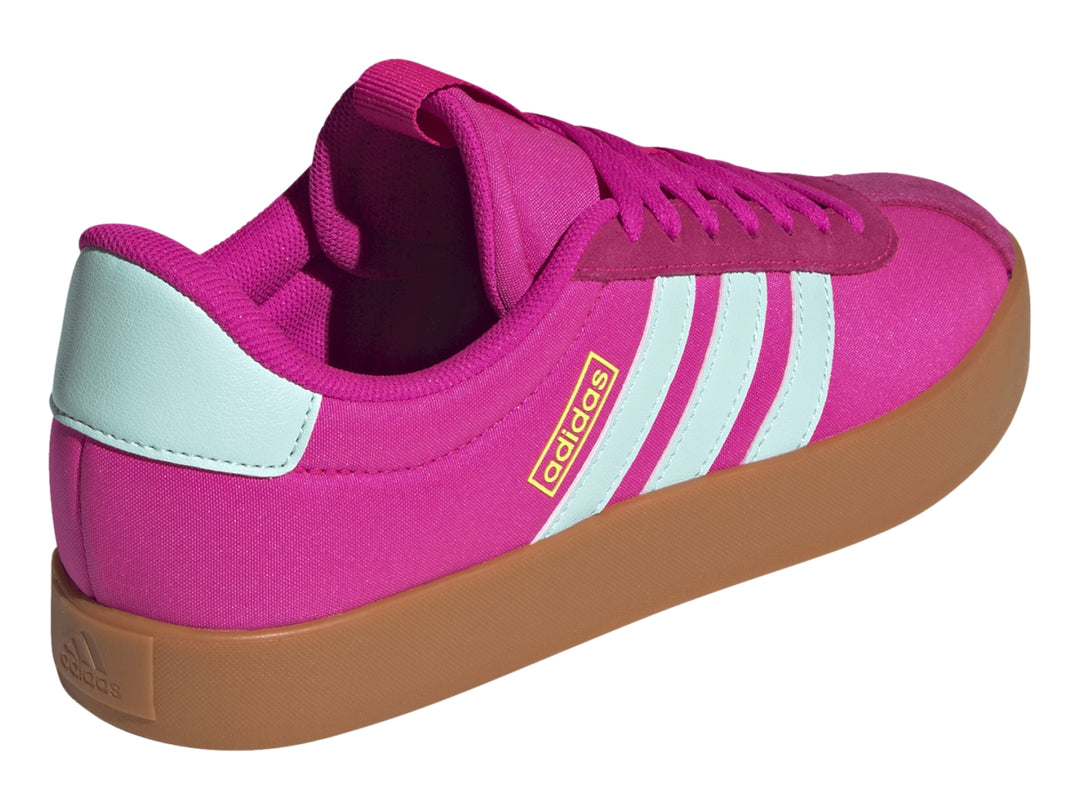 Tenis Adidas VL Court 3.0 color rosa fuerte con franjas aqua y suela color café.