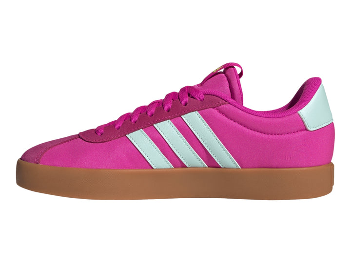 Tenis Adidas VL Court 3.0 color rosa fuerte con franjas aqua y suela color café.
