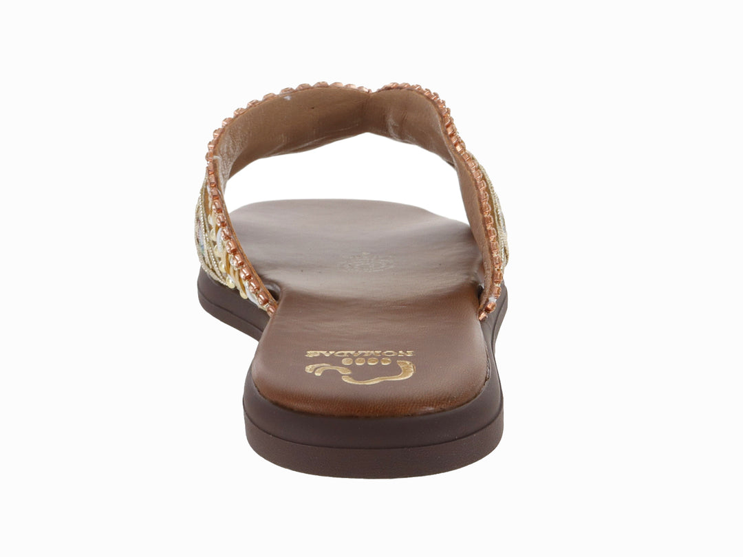 Sandalia deslizable color café con correa decorada con cuentas en tonos dorado y beige.