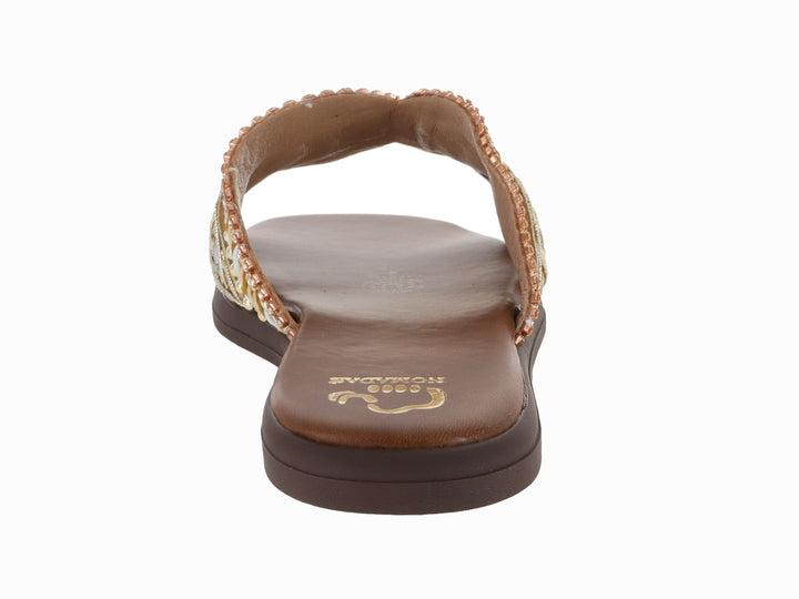 Sandalia deslizable color café con correa decorada con cuentas en tonos dorado y beige.