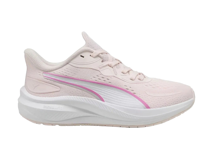 Tenis deportivos PUMA color rosa claro con suela blanca y franja rosa.