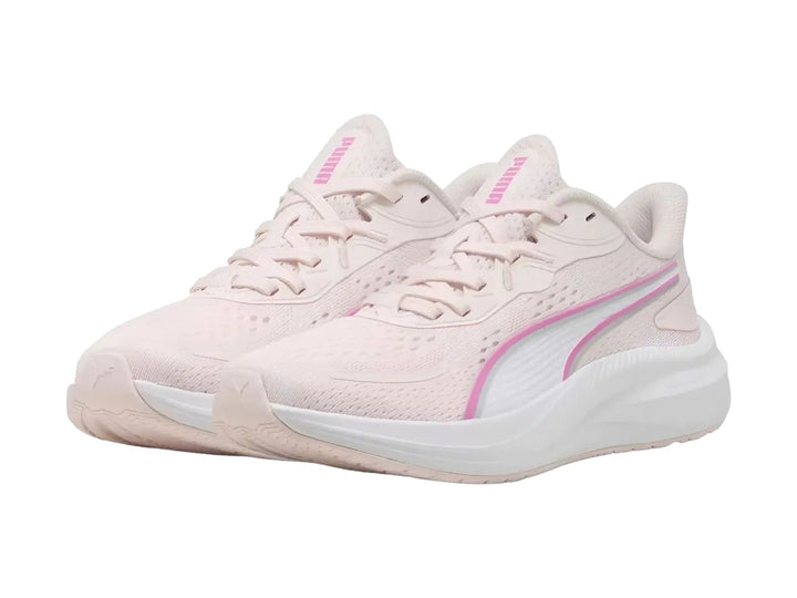 Tenis deportivos PUMA color rosa claro con suela blanca y franja rosa.