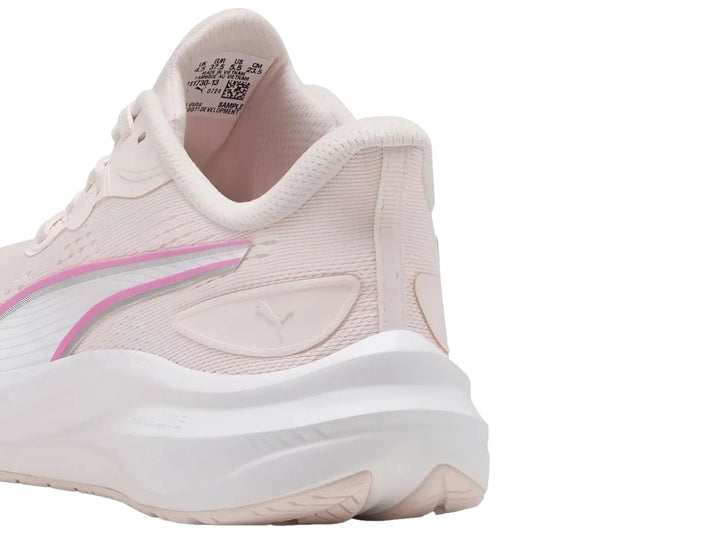 Tenis deportivos PUMA color rosa claro con suela blanca y franja rosa.