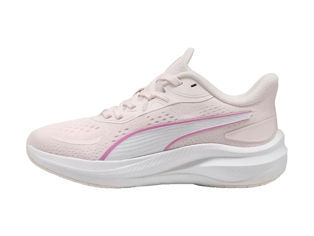 Tenis deportivos PUMA color rosa claro con suela blanca y franja rosa.