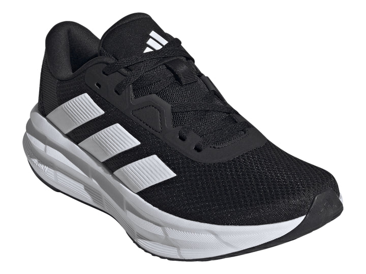 Tenis deportivos Adidas Galaxy 7 color negro con tres franjas y suela blanca.