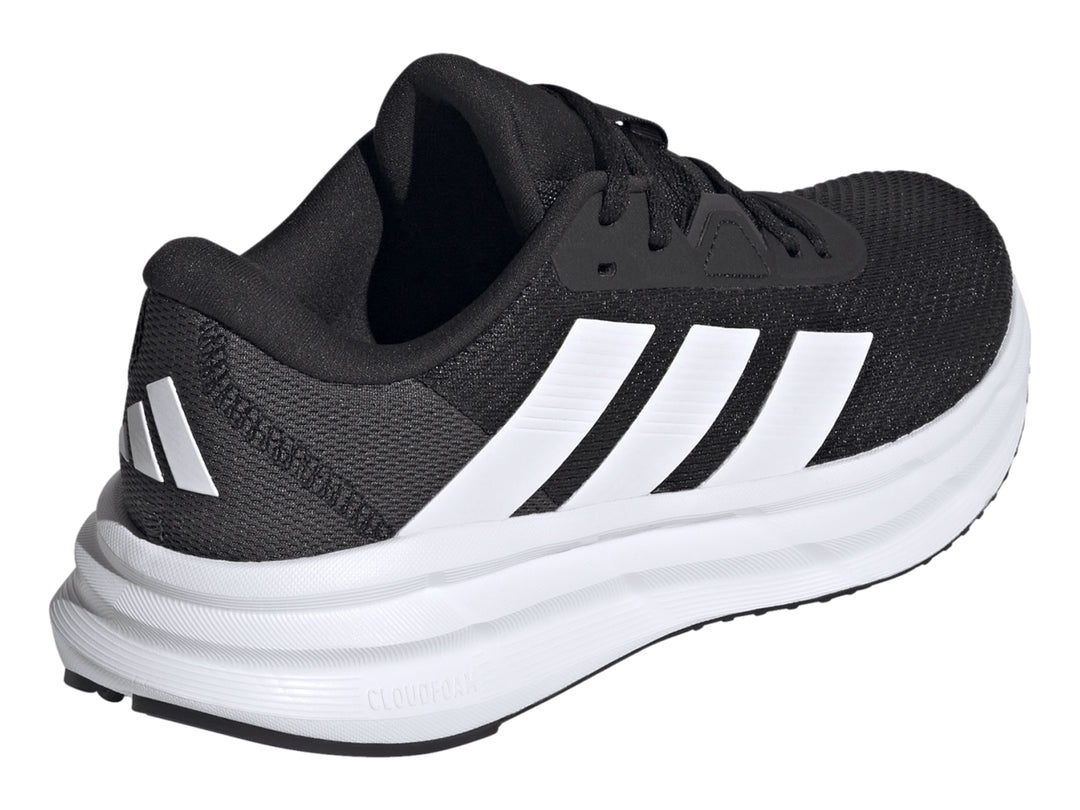 Tenis deportivos Adidas Galaxy 7 color negro con tres franjas y suela blanca.