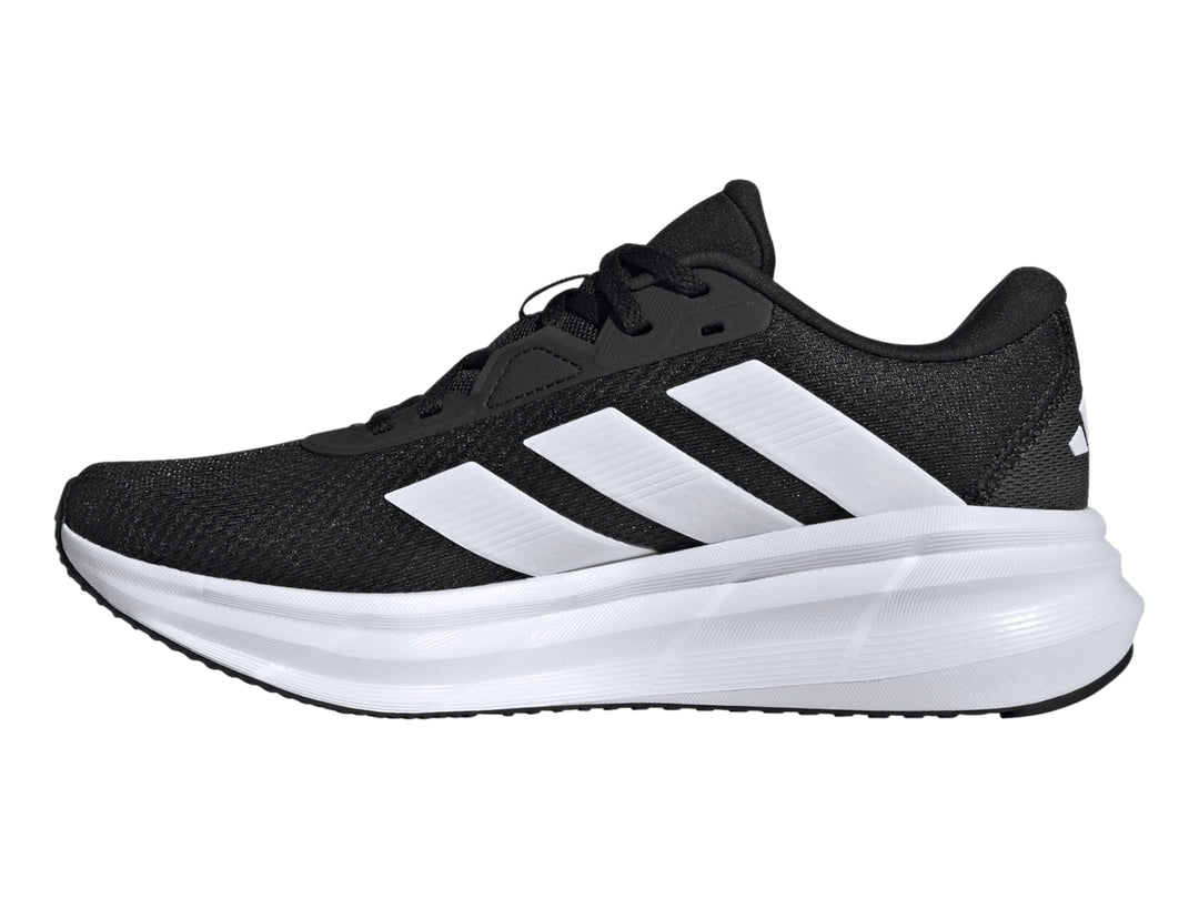 Tenis deportivos Adidas Galaxy 7 color negro con tres franjas y suela blanca.