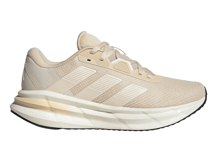 Tenis deportivos Adidas Galaxy 7 color beige Crystal Sand con suela blanca y detalles en blanco.