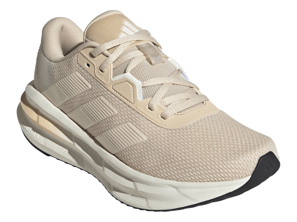 Tenis deportivos Adidas Galaxy 7 color beige Crystal Sand con suela blanca y detalles en blanco.