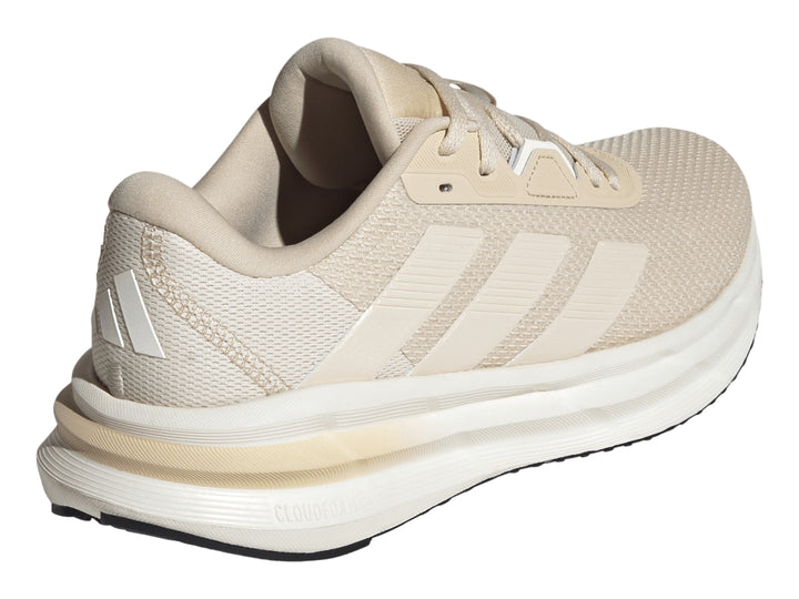 Tenis deportivos Adidas Galaxy 7 color beige Crystal Sand con suela blanca y detalles en blanco.
