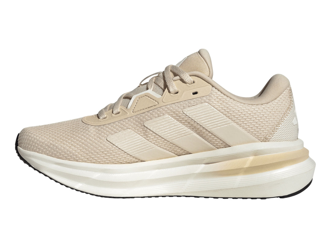 Tenis deportivos Adidas Galaxy 7 color beige Crystal Sand con suela blanca y detalles en blanco.