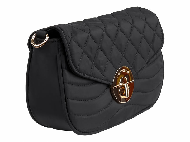 Bolsa de hombro color negro con diseño acolchado en forma de diamante y cierre metálico dorado.