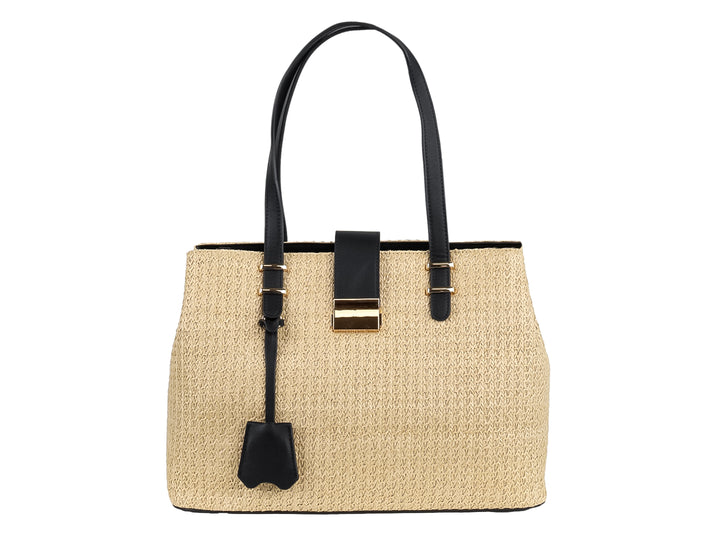 Bolso de hombro color beige con textura tejida y detalles en color negro y dorado.