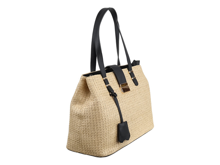 Bolso de hombro color beige con textura tejida y detalles en color negro y dorado.