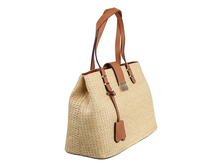 Bolso de hombro color beige con textura tejida y detalles en color marrón y dorado.