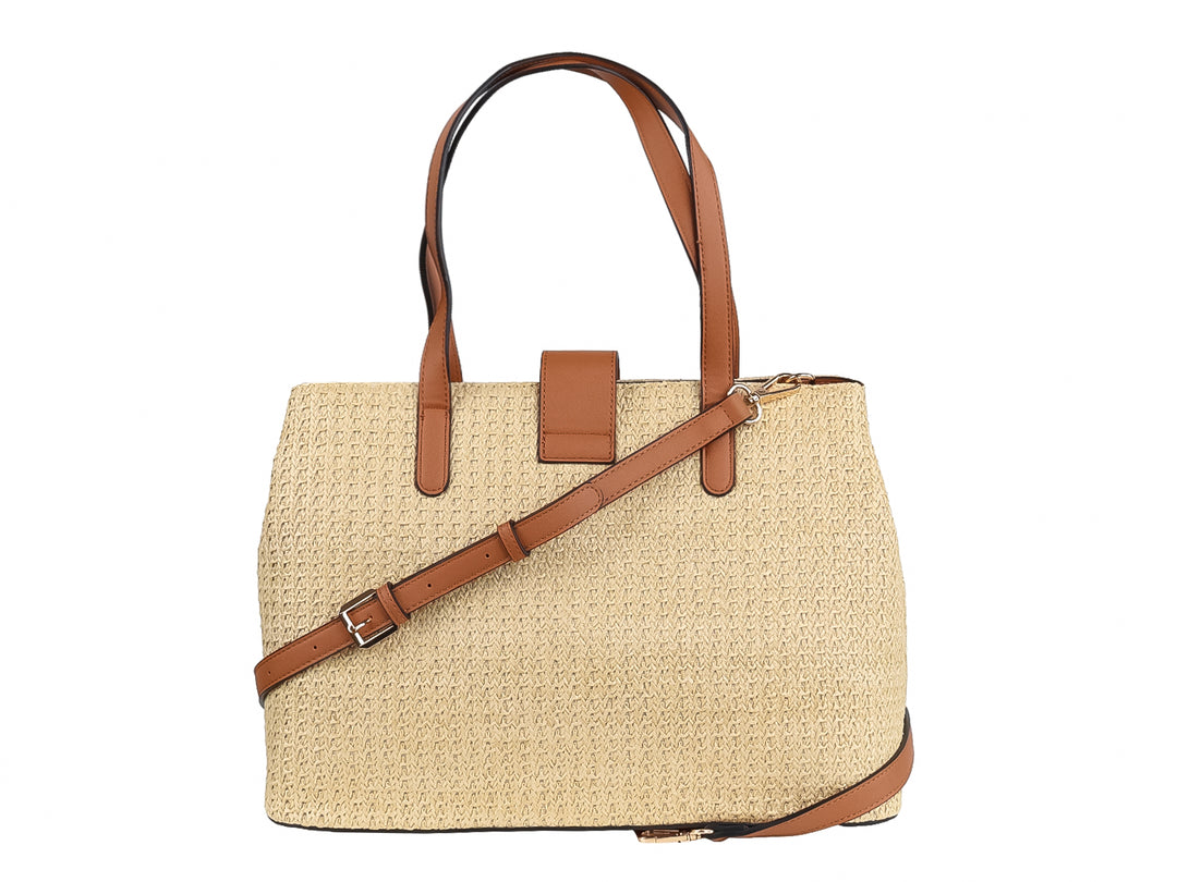 Bolso de hombro color beige con textura tejida y detalles en color marrón y dorado.