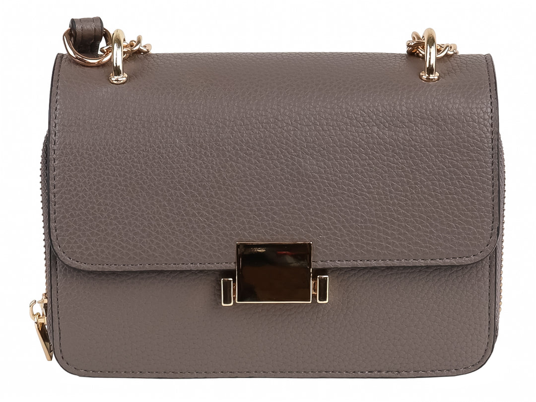 Bolso de hombro color gris con textura granulada, cierre frontal dorado y asa de cadena.