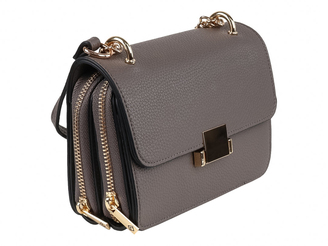 Bolso de hombro color gris con textura granulada, cierre frontal dorado y asa de cadena.
