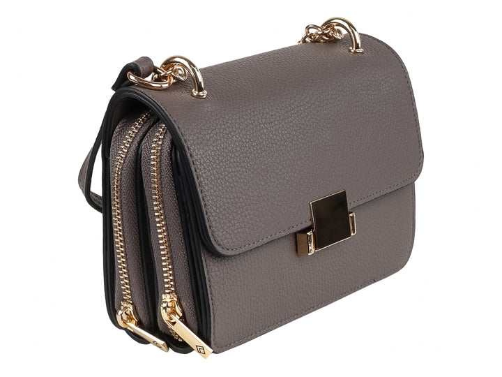 Bolso de hombro color gris con textura granulada, cierre frontal dorado y asa de cadena.