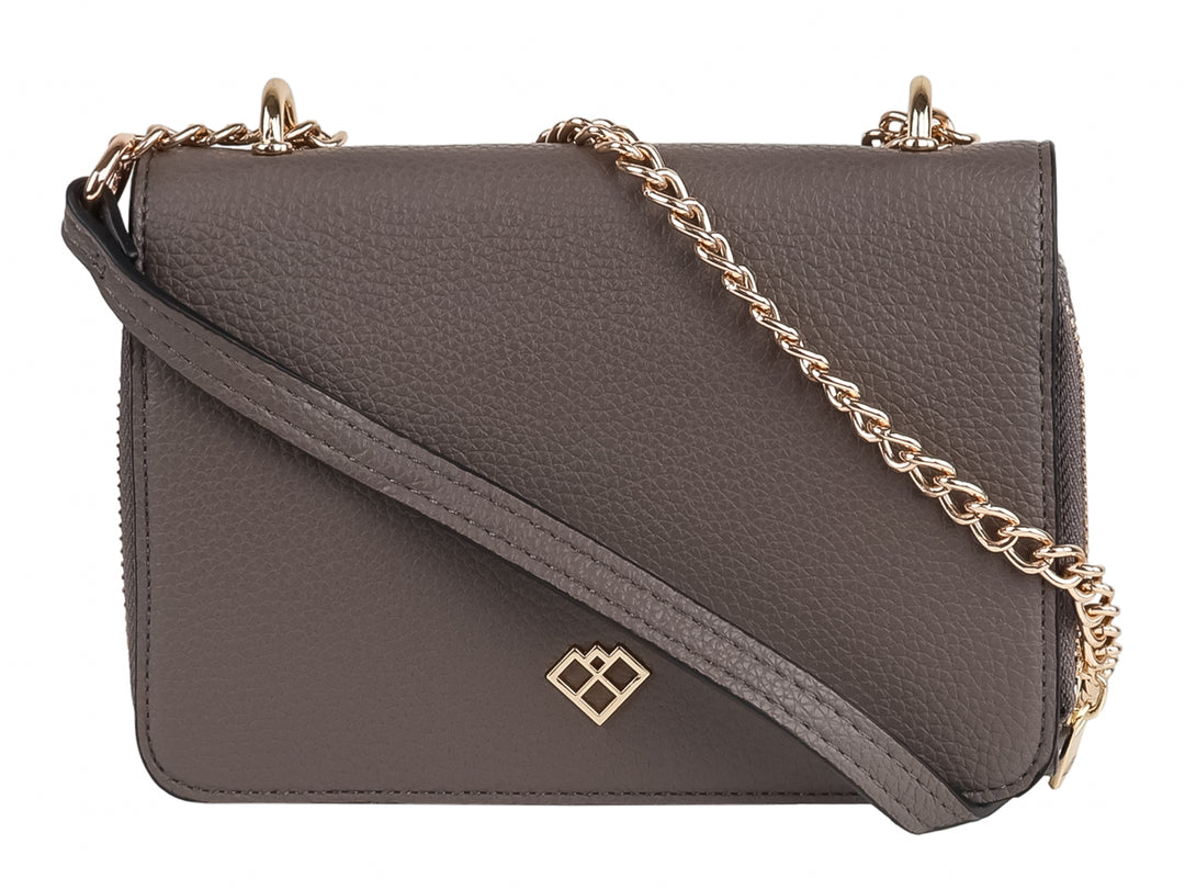 Bolso de hombro color gris con textura granulada, cierre frontal dorado y asa de cadena.