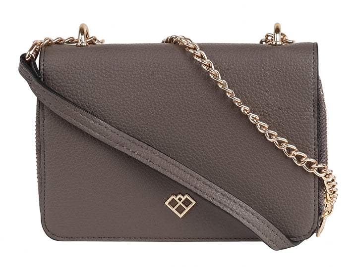 Bolso de hombro color gris con textura granulada, cierre frontal dorado y asa de cadena.