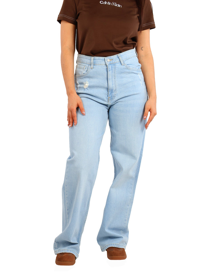 Pantalón recto de mezclilla color azul claro stone con detalles desgastados.