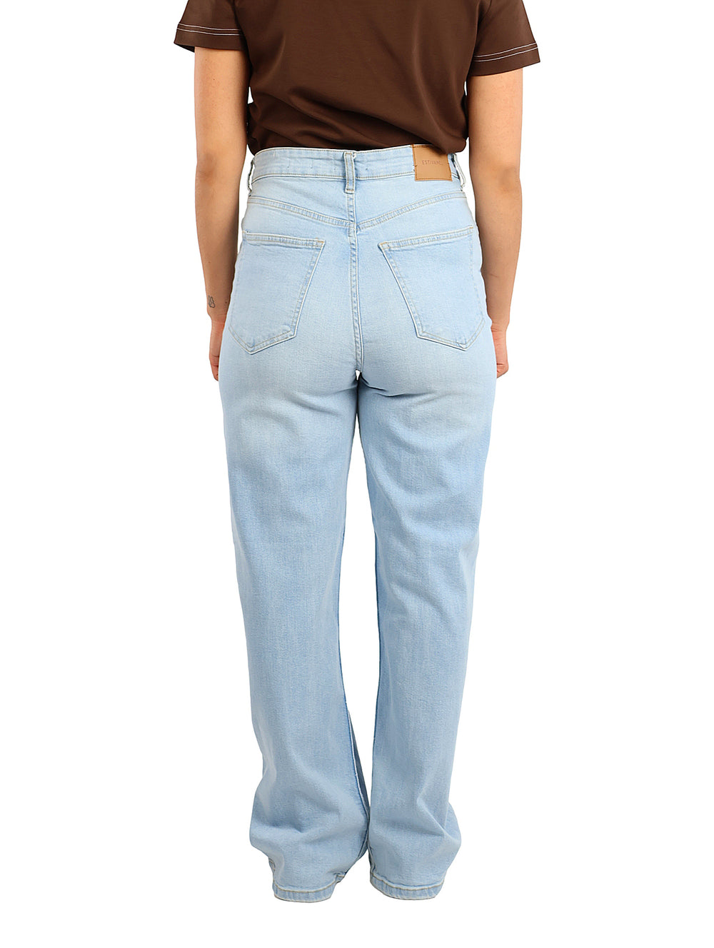 Pantalón recto de mezclilla color azul claro stone con detalles desgastados.