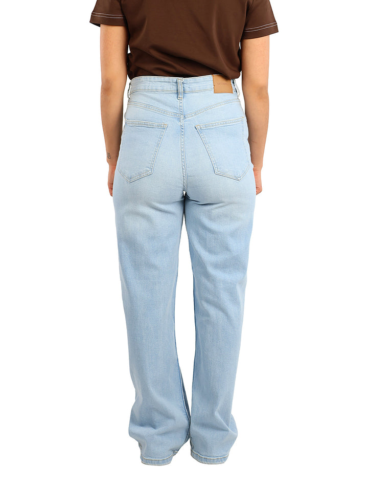 Pantalón recto de mezclilla color azul claro stone con detalles desgastados.