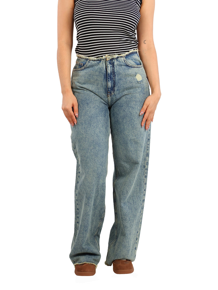 Pantalones de mezclilla azul claro de pierna ancha y cintura alta con detalles desgastados.