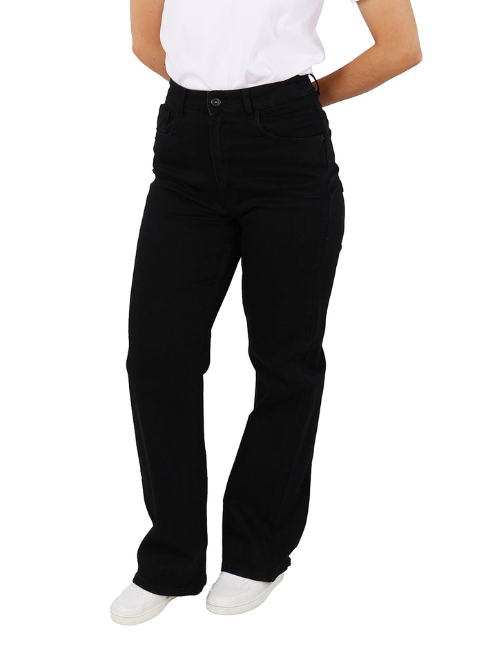 Mujer vistiendo pantalones negros de corte recto y cintura alta.