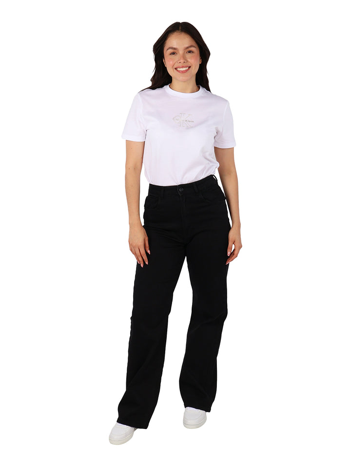 Mujer vistiendo pantalones negros de corte recto y cintura alta.